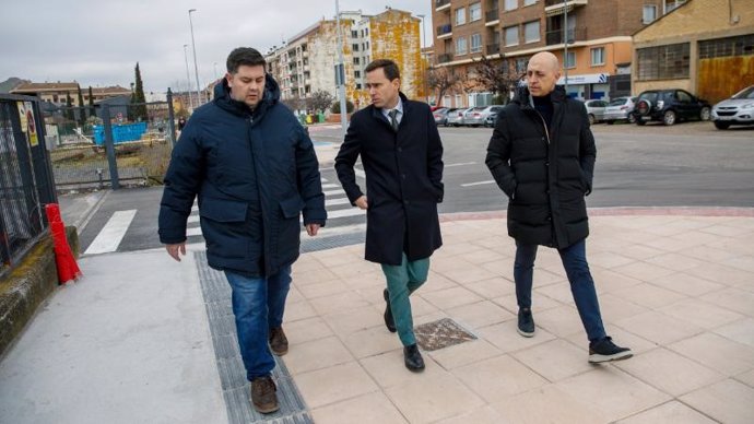 El consejero de Política Local, Infraestructuras y Lucha contra la Despoblación, Daniel Osés, junto al director general de Política Local y Lucha contra la Despoblación, Óscar León, y al alcalde de Nájera, Jorge Salaverri, visita la localidad