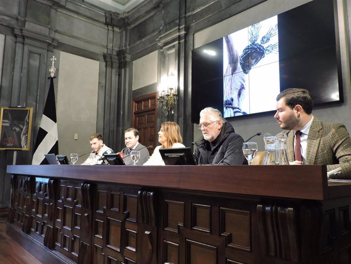 Presentación del cartel de la Semana Santa de Gelves de 2025, protagonizado por el Cristo de la Vera Cruz.
