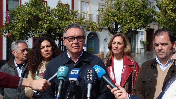 El portavoz parlamentario de Vox en Andalucía, Manuel Gavira, atiende a los medios en Lebrija (Sevilla).