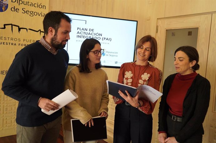 La diputada de Promoción Provincial y Desarrollo Rural Sostenible, Magdalena Rodríguez, ojea el documento del PAI junto a técnicos de su área.