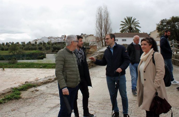 El coordinador de IU Andalucía y diputado por Sumar, Toni Valero; la coordinadora de IU en la provincia de Málaga, Toni Morillas; y el diputado provincial de Con Málaga, Juan Márquez, han acompañado al alcalde de Ardales, Juan Alberto Naranjo