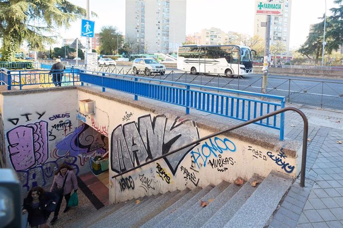 Archivo - Dos persona en la entrada del paso subterráneo de la A-5 en Padre Piquer 