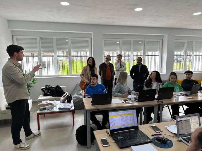 Alumnos en un curso que tiene lugar en Pajares de la Rivera, pedanía de Riolobos