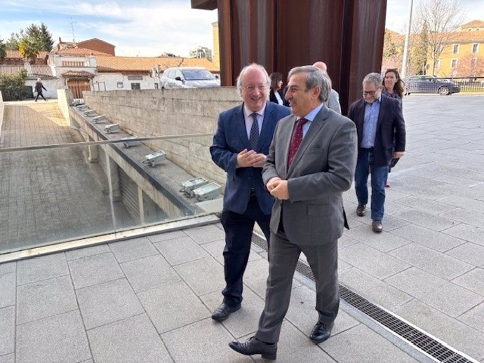 El consejero de Movilidad y Transformación Digital, José Luis Sanz Merino, y el presidente del CES, Enrique Cabero, en la entrada a la sede del organismo.