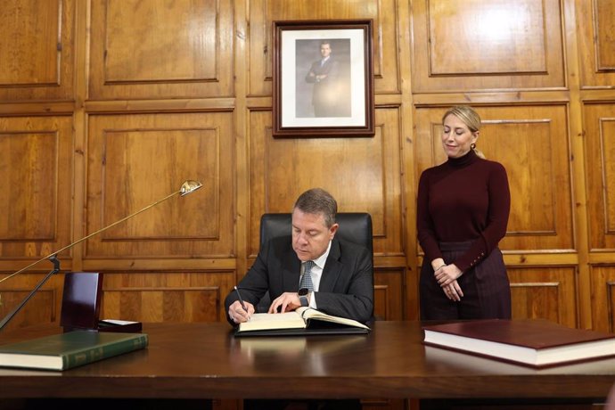 El presidente de C-LM, Emiliano García-Page, junto a la presidenta de Extremadura, María Guardiola.