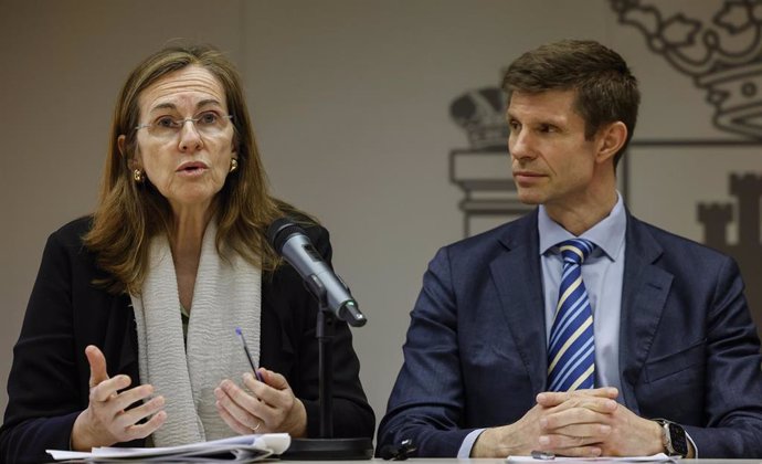 El presidente del Consorcio de Compensación de Seguros y director general de Seguros y Fondos de Pensiones del Ministerio de Economía, Comercio y Empresa, José Antonio Fernández de Pinto; y la directora general del Consorcio de Compensación de Seguros, Fl
