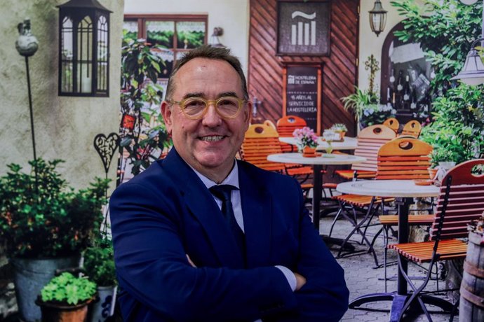 Archivo - El presidente de la Confederación Empresarial de Hostelería de España, José Luis Yzuel, durante una entrevista para Europa Press, en la sede de la Confederación, a 21 de septiembre de 2023, en Madrid (España).