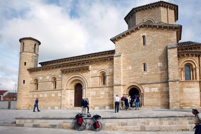 Iglesia de San Martín de Tours, situada en el Camino de Santiago