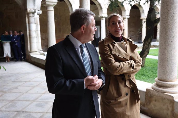 El presidente de C-LM, Emiliano García-Page, y la presidenta de Extremadura, María Guardiola.