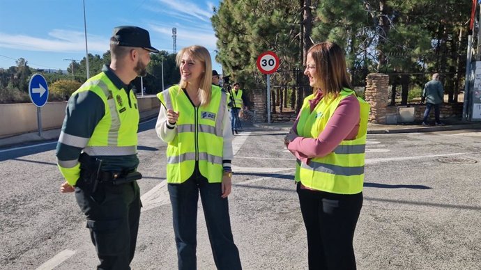 La delegada del Gobierno, Mariola Guevara, --en el centro-- acompañada de la jefa Provincial de Tráfico, Virginia Jerez, y del comandante de la Agrupación de Tráfico de la Guardia Civil, Francisco Javier Utrabo