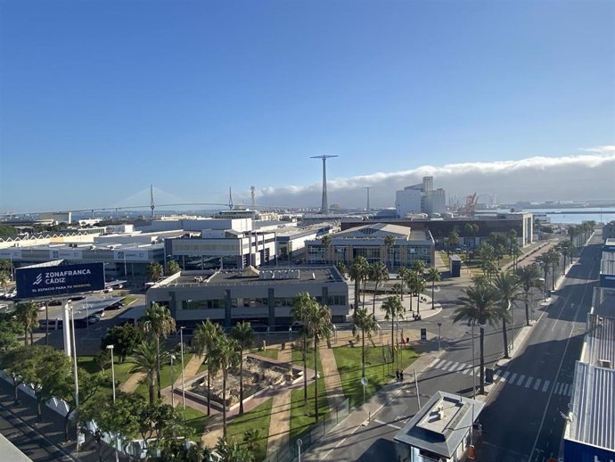 Imagen aérea de la entrada del recinto fiscal de la Zona Franca de Cádiz.