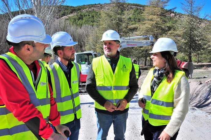 La Junta de Andalucía mejora dos caminos forestales en el Parque Natural Sierra de Baza