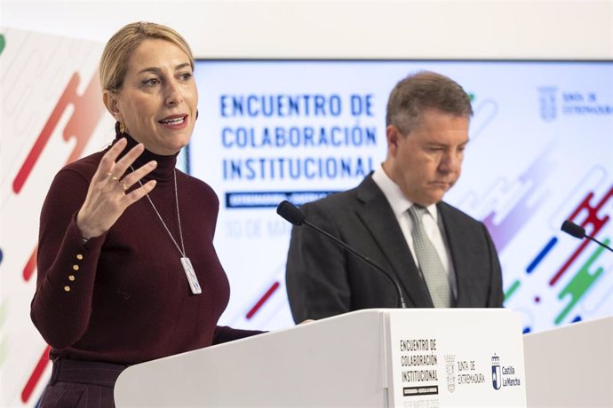 La presidenta de la Junta de Extremadura, María Guardiola y el presidente de Castilla-La Mancha, Emiliano García-Page, durante una rueda de prensa tras una reunión