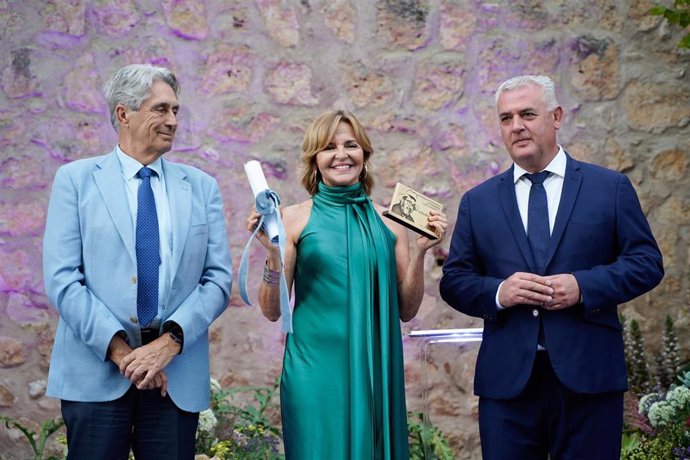 Archivo - Almudena Ariza recibe XII premio Manu Leguineche