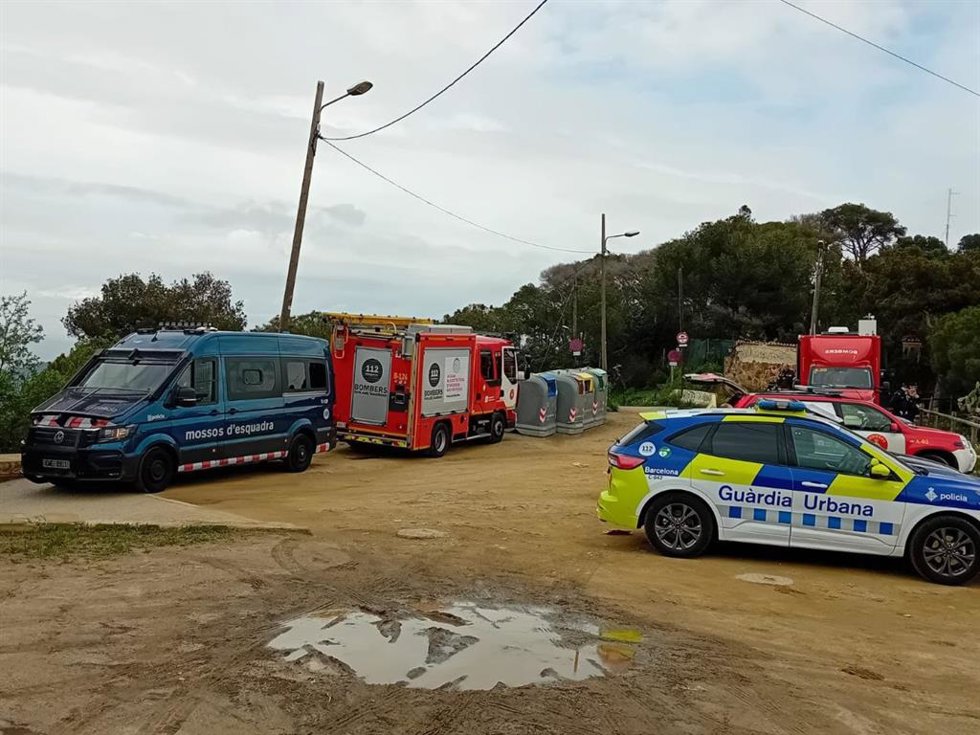 Dispositivo conjunto entre diferentes cuerpos de seguridad para encontrar a la mujer desaparecida este domingo en una zona boscosa de Collserola (Barcelona)