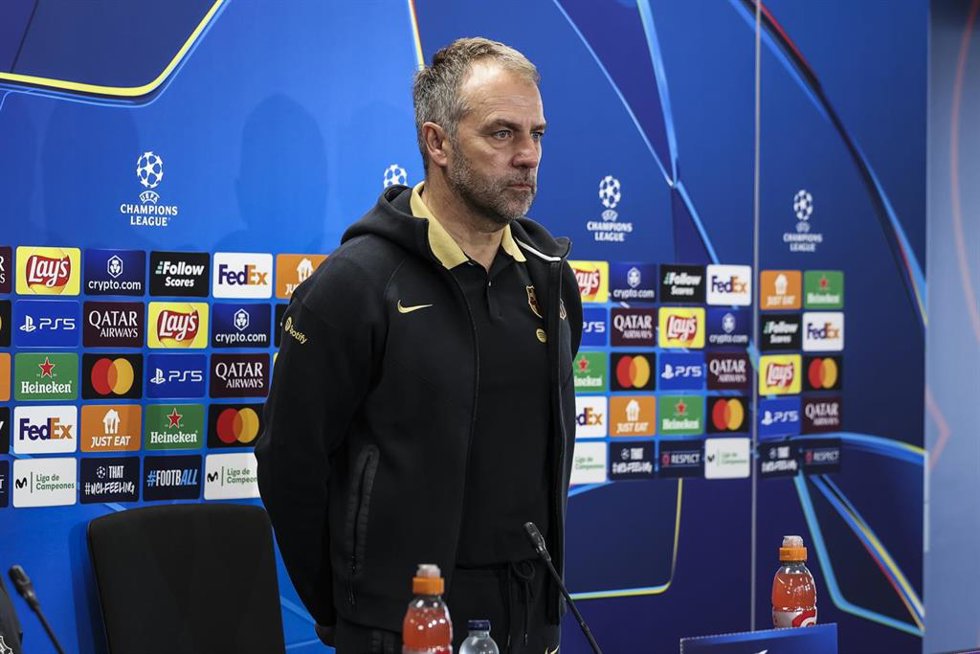 El entrenador del FC Barcelona, Hansi Flick, en el minuto de silencio en recuerdo del fallecido doctor del primer equipo, Carles Miñarro, en la previa del partido de la Liga de Campeones contra el Benfica