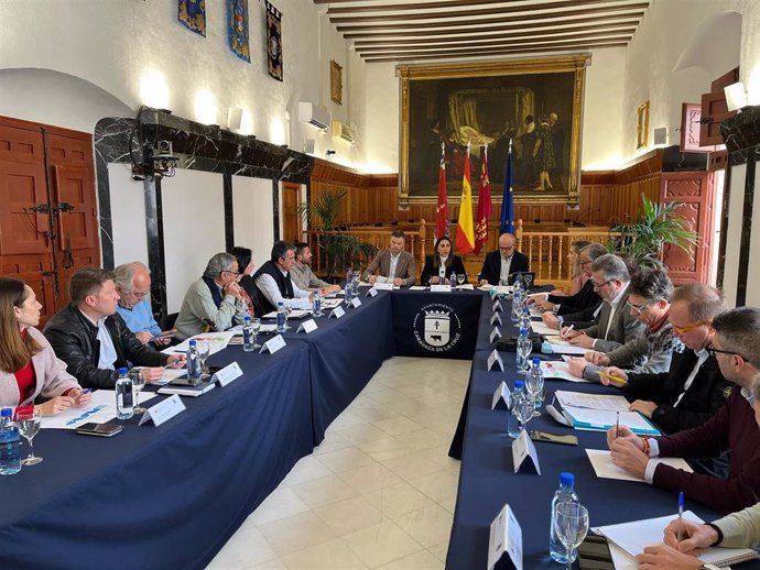 La consejera de Agua, Agricultura, Ganadería y Pesca, Sara Rubira, junto al alcalde de Caravaca de la Cruz y el resto de miembros que componen la Mesa del Secano