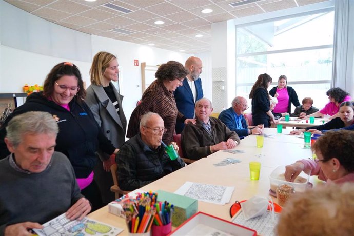 La consellera de Familias y Asuntos Sociales, Catalina Cirer, y el alcalde de Palma, Jaime Martínez, inauguran el centro de día de Son Xigala.