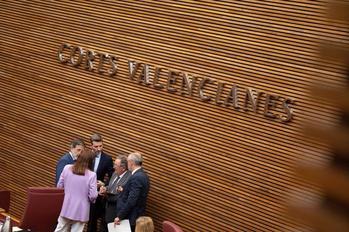 Archivo - Miembros de la Mesa de Les Corts durante un pleno