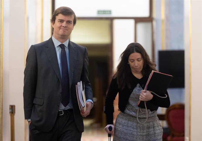 Archivo - El Letrado Mayor del Congreso de los Diputados, Fernando Galindo y la letrada de la dirección de asistencia técnico parlamentaria, Ángeles González Escudero, a su llegada a una reunión de la Mesa del Congreso