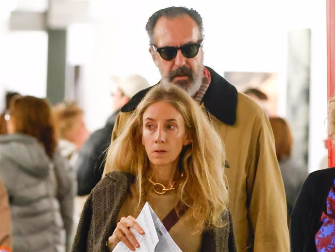 Jaime de Marichalar y una amiga durante su visita en ARCO