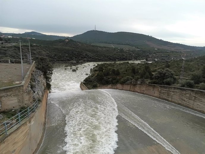 La presa de María Cristina (Castellón) vierte por aliviadero