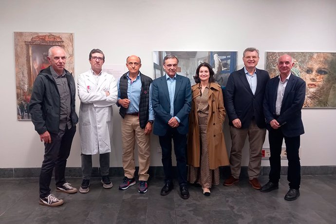 Inauguración muestra en Valdecilla de fotografías y esculturas de Chema Prieto sobre diferentes miradas en torno a la salud mental