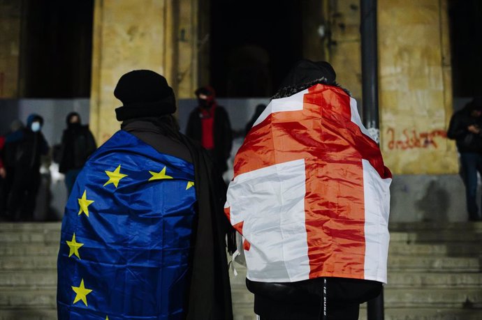 Archivo - December 8, 2024, Tbilisi, Tbilisi, Georgia (Europe: Two demonstrators with a Georgian and European flag in front of the parliament. Demonstrators opposed to the pro-Russian turn of Irakli Kobakhidze's government are now patrolling the outskirts