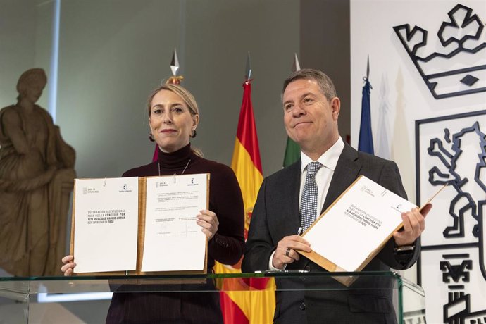 La presidenta de la Junta de Extremadura, María Guardiola y el presidente de Castilla-La Mancha, Emiliano García-Page, durante la firma de un protocolo de colaboración.