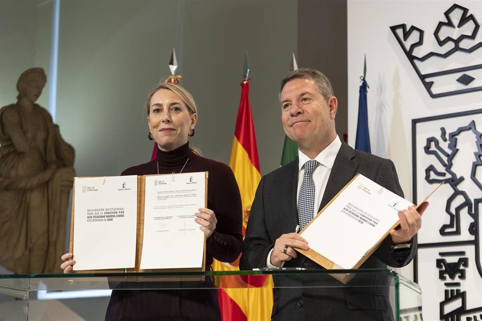 La presidenta de la Junta de Extremadura, María Guardiola y el presidente de Castilla-La Mancha, Emiliano García-Page, durante la firma de un protocolo de colaboración.