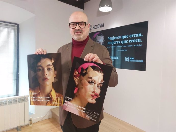 El concejal de Cultura, Juan Carlos Monroy, presenta el ciclo 'Mujeres que crean, mujeres que creen'.