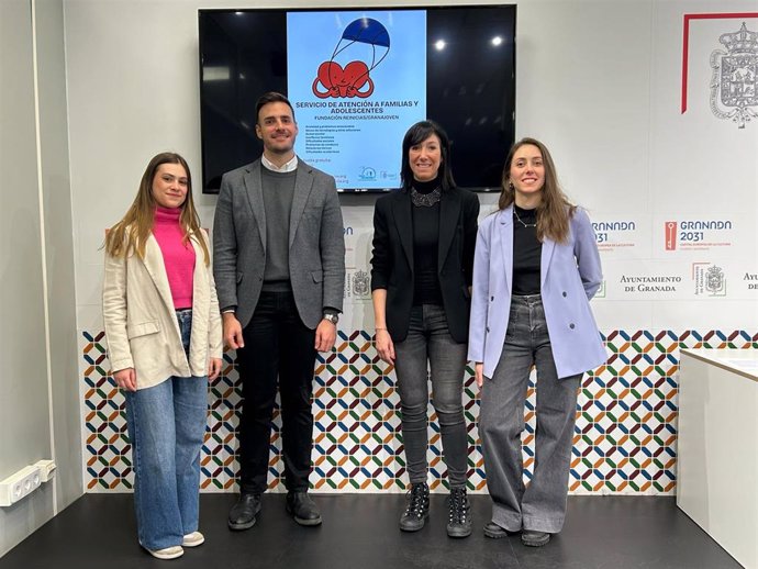 El concejal de Juventud de Granada, Fernando Parra, ha participado en la presentación de un servicio para atención a adolescentes y familias en el Ayuntamiento