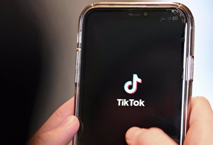 Archivo - Logo de TikTok en el móvil.