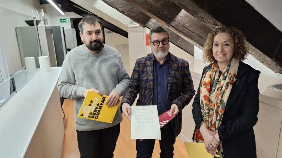 El portavoz de la CUP en el Parlament, Dani Cornell, el diputado de los Comuns Lluís Mijoler y la portavoz de ERC en el Parlament, Ester Capella