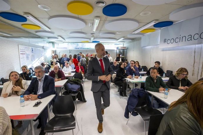 El consejero de Educación, Formación Profesional y Universidades, Sergio Silva, participa en los Desayunos Dualiza para Hostelería