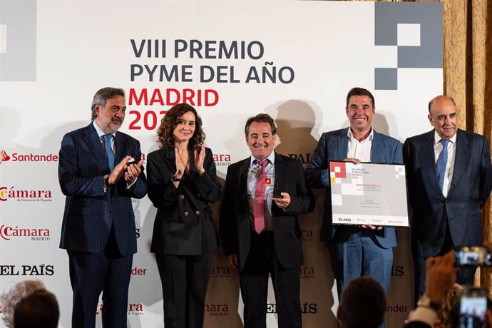Archivo - (I-D) El presidente de la Cámara de Comercio de Madrid, Ángel Asensio, la presidenta de la Comunidad de Madrid, Isabel Díaz Ayuso, los CEOs de Master Battery, Juan Carlos Hernández y Héctor Plaza, y el presidente del Banco de Santander España, L