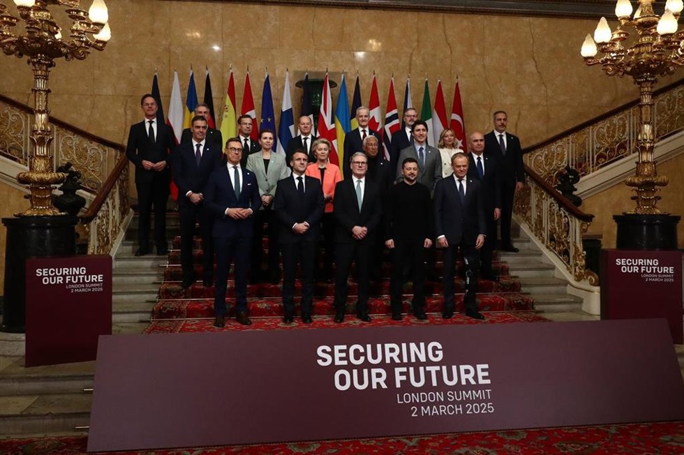 Foto de familia durante la cumbre de alto nivel convocada por Keir Starmer en Londres el 2 de marzo