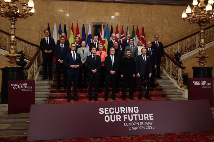 Foto de familia durante la cumbre de alto nivel convocada por Starmer, a 2 de marzo de 2025, en Londres (Reino Unido). Sánchez ha apremiado a lograr una paz "justa y duradera" en Ucrania, pero "no a costa de premiar al agresor de Putin", y ha insistido en