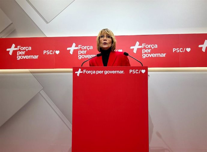 La viceprimera secretaria y portavoz del PSC, Lluïsa Moret, en una rueda de presa en la sede del partido