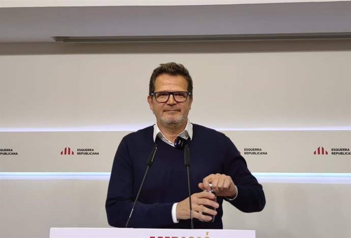 El vicesecretario general de Comunicación de ERC, Isaac Albert, en rueda de prensa.