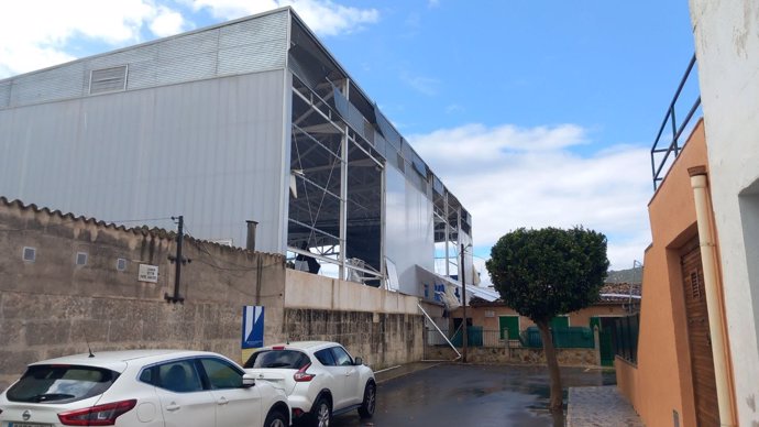 Polideportivo de Binissalem afectado por un pequeño 'cap de fibló'.