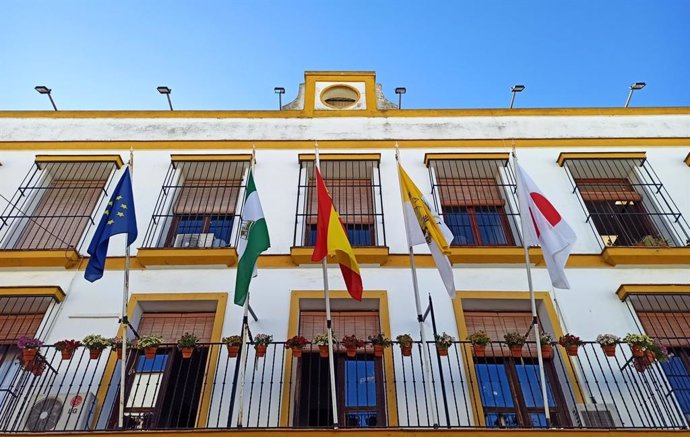 Archivo - Detalle de la fachada del Ayuntamiento de Coria del Río.
