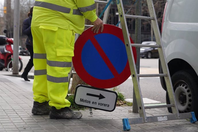 Barcelona empieza a señalizar 4.300 tramos de acera prohibidos para el aparcamiento de motos