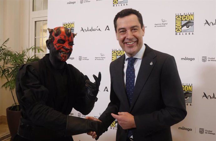 El presidente de la Junta de Andalucía, Juanma Moreno (d) durante la presentación de la San Diego Comic-Con en Málaga.
