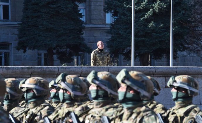 Archivo - El presidente de Azerbaiyán, Ilham Aliyev, durante un desfile militar en la principal ciudad de Karabaj, Jankendi, conocida en armenio como Stepanakert y antigua capital de las autoridades separatistas de Nagorno Karabaj