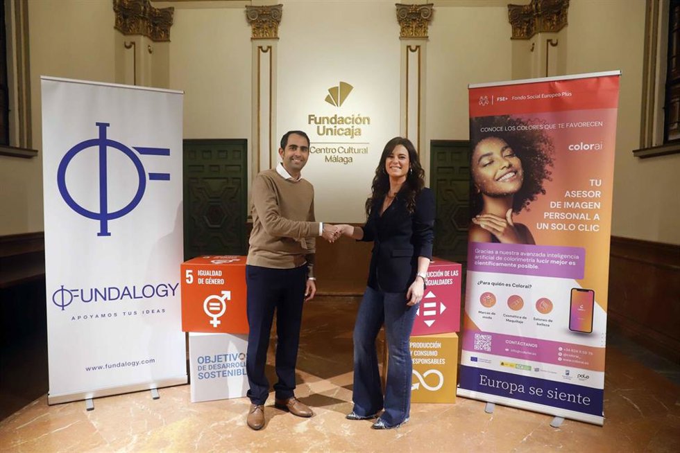 Archivo - El director general de Fundalogy, Javier de Pro, y la CEO de Colorai, Estefanía Moreno, durante la firma de un acuerdo