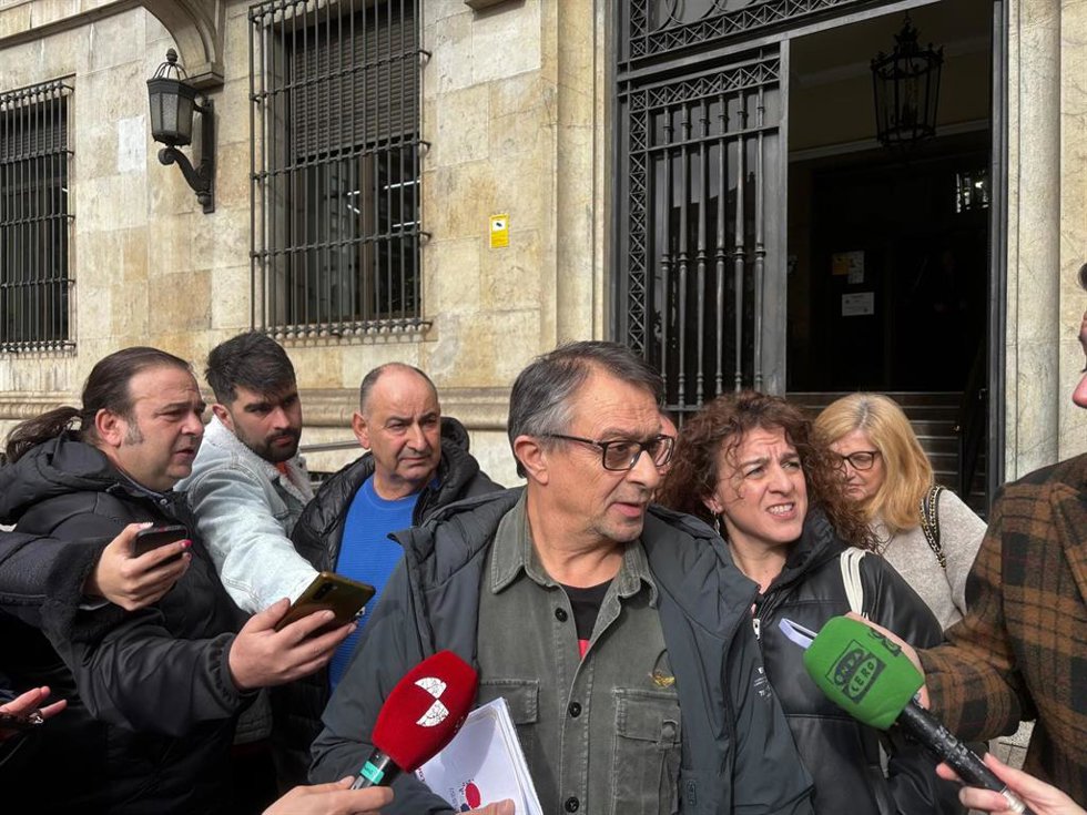 Representantes sindicales de León tras la reunión mantenida este lunes con el subdelegado del Gobierno.