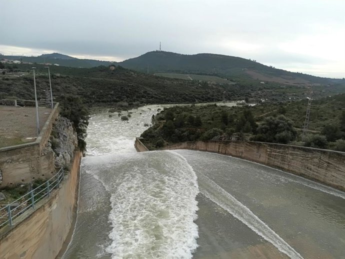 La presa de María Cristina aboca per sobreeixidor