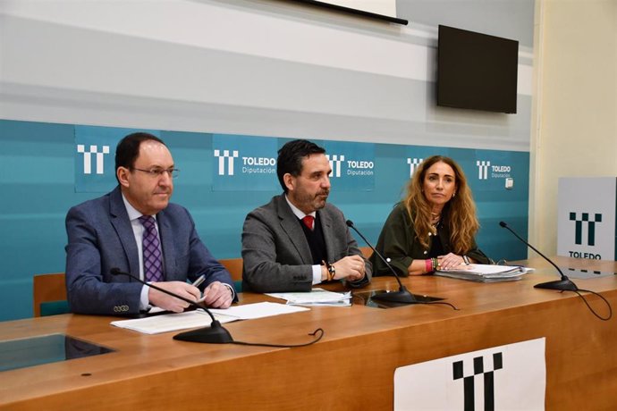 El vicepresidente de la institución, Joaquín Romera, en rueda de prensa junto al también vicepresidente, Jesús Guerrero, en rueda de prensa.
