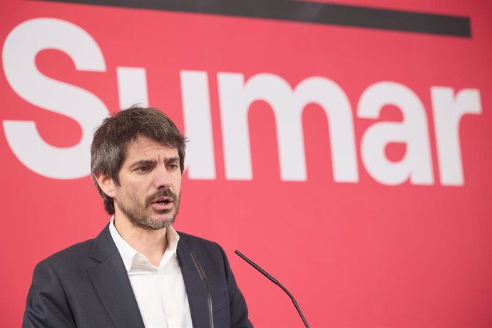 El portavoz de Sumar, Ernest Urtasun, durante una rueda de prensa en el Espacio Rastro, a 17 de febrero de 2025, en Madrid (España).